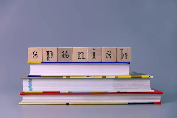 Spanischkurs Und Lernkonzept Bücherstapel Mit Holzklötzen — Stockfoto
