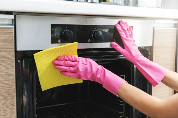 Kadın Koruyucu Eldivenlerle Mutfakta Sarı Bez Ile Fırını Temizliyor — Stok fotoğraf