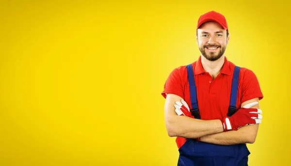 Kolları Çaprazlanmış Gülümseyen Tamirci Sarı Arka Planda Fotokopi Alanı Ile — Stok fotoğraf