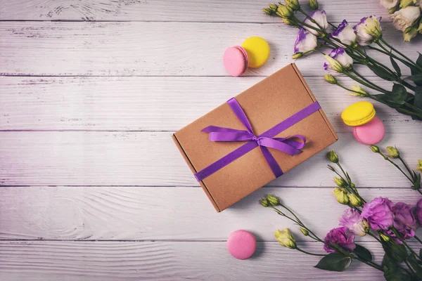 Geschenkdoos Met Bloemen Macarons Witte Houten Ondergrond Met Kopieerruimte Wenskaart — Stockfoto