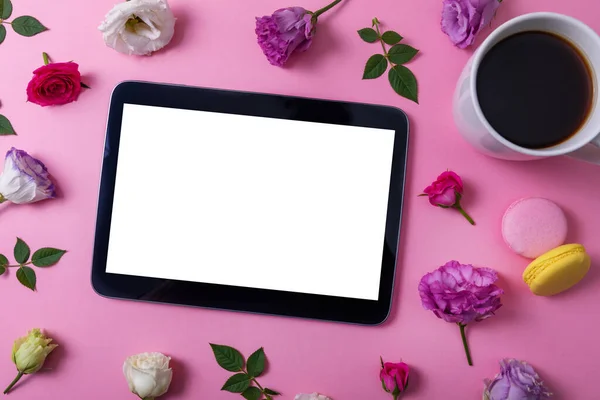 Digitale Tablet Met Blanco Scherm Roze Achtergrond Met Bloemen Koffiebeker — Stockfoto