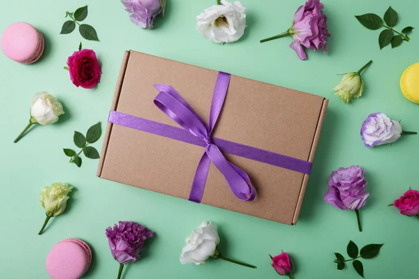 Geschenkdoos Met Paars Lint Bloemen Groene Achtergrond Bovenaanzicht — Stockfoto