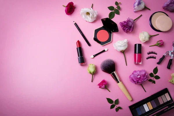 Maquiagem Cosméticos Equipamentos Com Flores Fundo Rosa Com Espaço Cópia — Fotografia de Stock