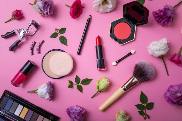Productos Maquillaje Equipo Con Flores Sobre Fondo Rosa Vista Superior — Foto de Stock