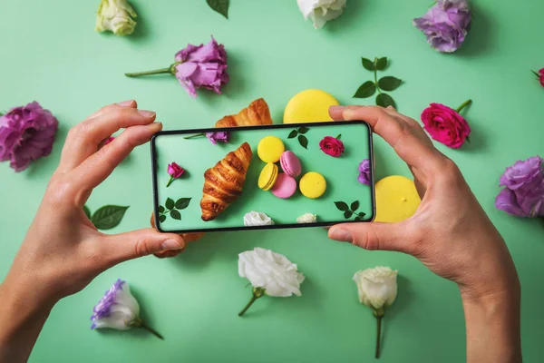 Blog Alimentos Blogger Tomando Fotos Macarrones Croissant Con Teléfono — Foto de Stock