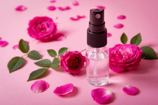 Трояндовий Водяний Спрей Рожевими Свіжими Квітами Пелюстками Рожевому Фоні — стокове фото