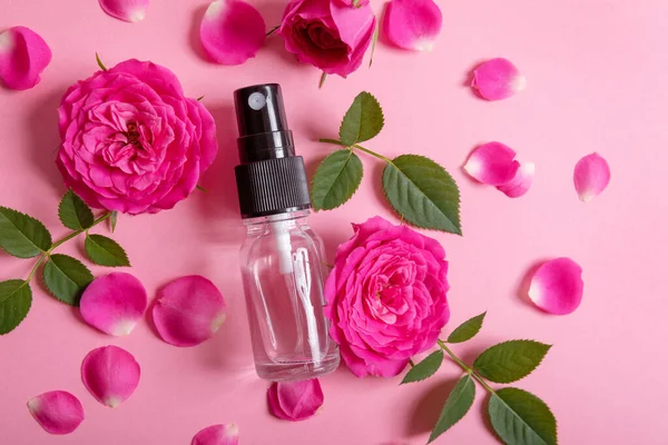 Rózsa Illat Spray Rózsaszín Friss Virágok Szirmok Rózsaszín Háttérrel Felülnézet Stock Kép