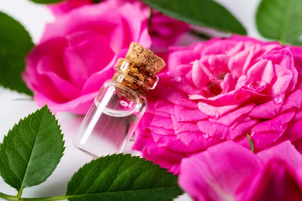 Ароматерапія Квіткова Ефірна Олія Пляшці Рожевими Квітами Троянд — стокове фото
