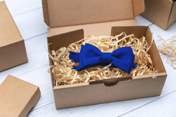 Naaien Ambachtelijke Bedrijf Verpakking Blauwe Stof Strikje Kartonnen Doos Voor — Stockfoto