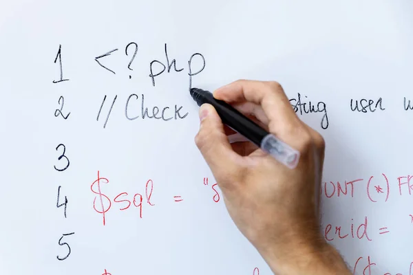 程序员教育和网络开发 与标记一起在白板上写入Php编程代码 — 图库照片