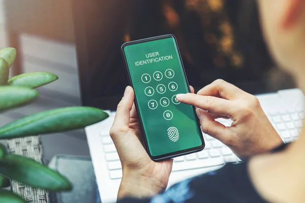 Cyber Sicherheit Frau Nutzt Mobile Anwendung Smartphone Für Internet Banking — Stockfoto