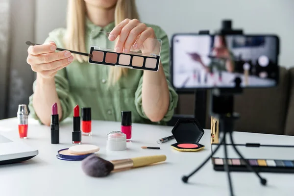 Makeup Skönhet Mode Bloggare Influencer Inspelning Video Presentera Kosmetika Sociala — Stockfoto