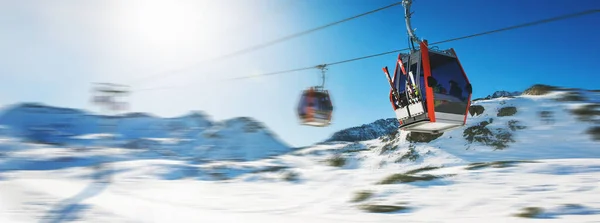 在阳光明媚的冬日 意大利阿尔卑斯山滑雪胜地的雪山上 滑雪板将贡多拉在蓝天的映衬下 横幅复制空间 — 图库照片