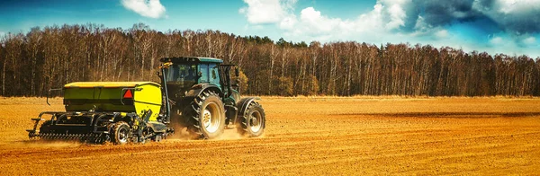 Agriculteur Avec Semis Tracteur Semis Des Cultures Sur Les Champs — Photo