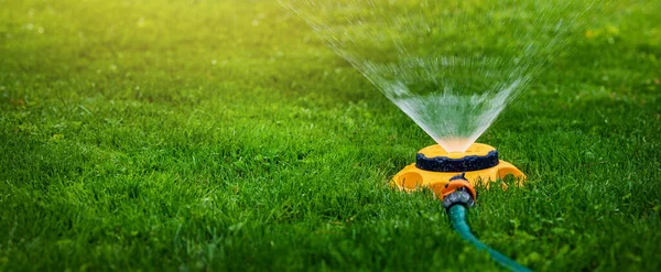 Tuinuitrusting Watersproeier Besproeiing Gazon Thuis Achtertuin Banner Kopieerruimte — Stockfoto