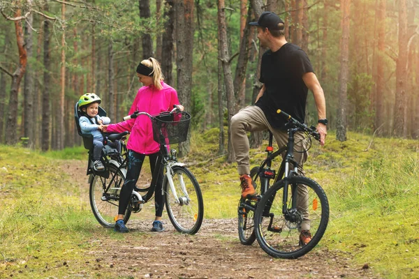 Giovane Famiglia Bicicletta Sul Sentiero Forestale Con Bambino Bicicletta Seggiolino — Foto Stock