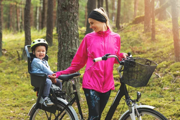 Ευτυχισμένη Μητέρα Γιο Ποδήλατο Παιδικό Κάθισμα Ποδηλασία Στο Μονοπάτι Του — Φωτογραφία Αρχείου