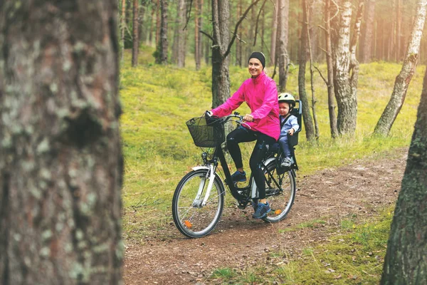 母亲和儿子骑自行车 孩子骑自行车在森林小径上 — 图库照片