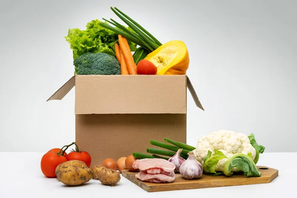 Alimentos Frescos Orgânicos Locais Grupo Ovos Legumes Carne Caixa Papelão — Fotografia de Stock