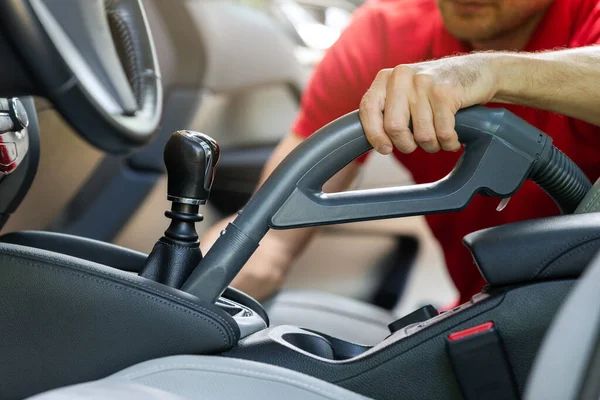 Homem Limpeza Interior Carro Com Aspirador — Fotografia de Stock