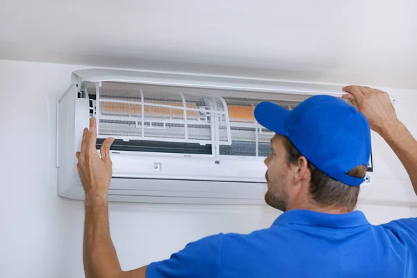 Air Conditioner Maintenance Repair Service Hvac Technician Working — Stock Photo, Image