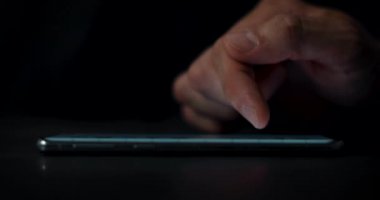 Karanlıkta el kamerasıyla telefon ekranı. Yakın çekim
