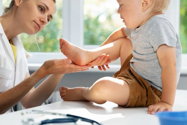 Podiatre Orthopédiste Vérifiant État Des Pieds Patient Enfant Dans Bureau — Photo