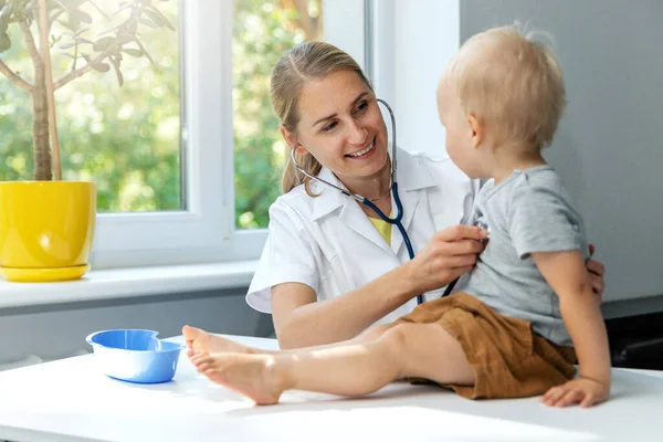 Lekarz Badający Dziecko Przez Stetoskop Gabinecie Kliniki Mały Chłopiec Wizytę — Zdjęcie stockowe