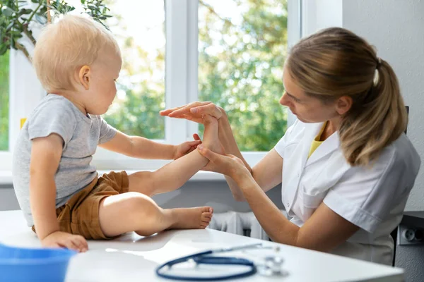 Orthopédiste Femelle Examinant État Pied Petit Enfant Clinique — Photo