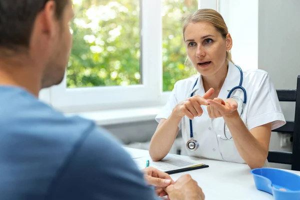 Visite Chez Médecin Jeune Femme Médecin Donner Des Conseils Patient — Photo