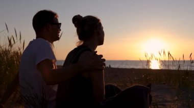 Balayı gezisi. Golden Sunset 'te romantik bir randevuda genç bir çift. Doli çekim