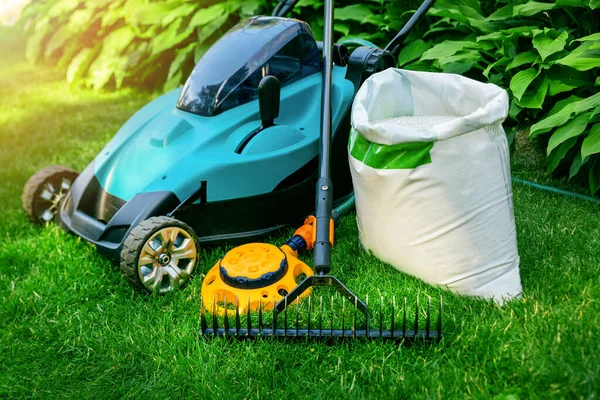 Gartengeräte Und Rasenpflegegeräte Auf Grünem Gras — Stockfoto