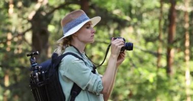 Doğa fotoğrafçılığı - Ormanda analog film kamerasıyla fotoğraf çeken kadın fotoğrafçı