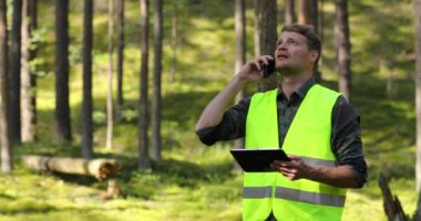 Orman değerlendirmesi ve yönetim - Ormanda dijital tabletle çalışan ormancılık mühendisi