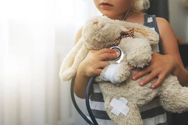 Enfant Jouant Docteur Avec Jouet Doux Fille Examen Lapin Avec — Photo