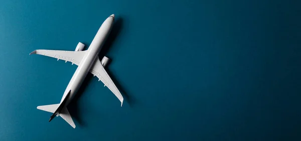 White Airplane Model Blue Paper Background Copy Space Banner Top — Stock Photo, Image