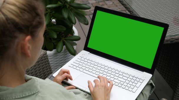 Femeie Folosind Laptop Computer Terasă Aer Liber Gol Ecran Verde — Videoclip de stoc