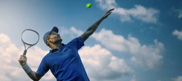 Man Tennisspelare Slå Bollen Med Racket Mot Blå Himmel Banner — Stockfoto