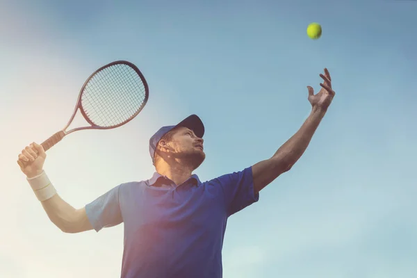Ενεργός Νεαρός Που Παίζει Τένις Στην Ύπαιθρο Εξυπηρετούν Την Μπάλα — Φωτογραφία Αρχείου