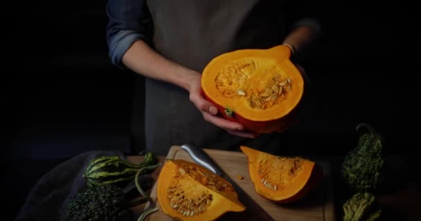 Raccolto Autunno Donna Che Tiene Zucca Mani Sezione Trasversale — Video Stock