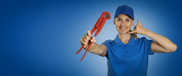 Serviços Encanamento Encanador Mulher Com Chave Mostrando Gesto Chamada Telefone — Fotografia de Stock