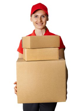 Kırmızı üniformalı teslimatçı kadın önünde karton paketler tutuyor. beyaz arkaplanda izole