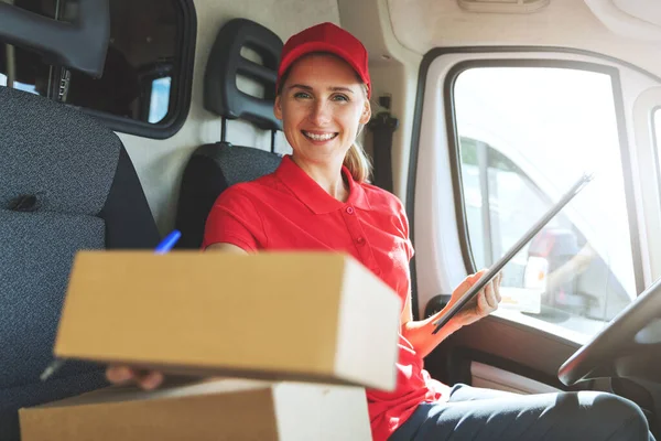 Giovane Donna Felice Servizio Consegna Seduto Nel Furgone Consegna Una — Foto Stock