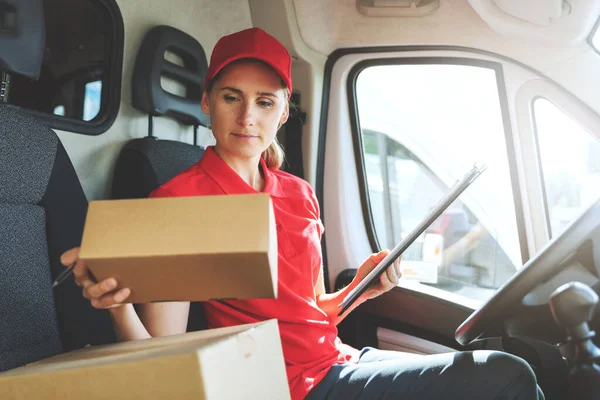 Zustellerin Roter Uniform Sitzt Lieferwagen Und Arbeitet Mit Paketen — Stockfoto