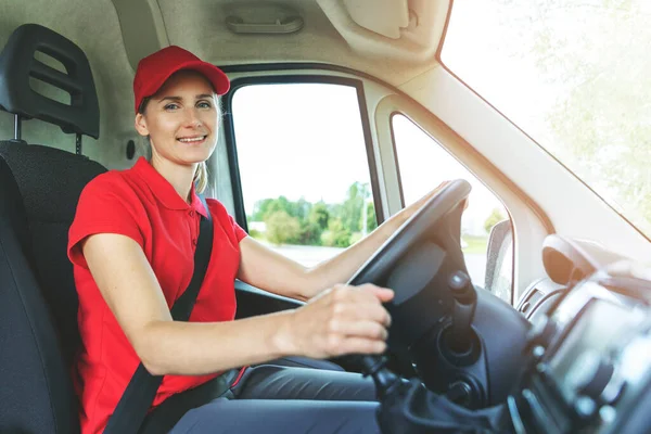Transporttjänster Ung Kvinnlig Förare Röd Uniform Som Kör Skåpbil Leende — Stockfoto
