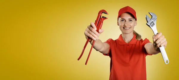 Handywoman Κόκκινο Στολή Εργαλεία Στα Χέρια Κίτρινο Φόντο Χώρο Αντίγραφο — Φωτογραφία Αρχείου