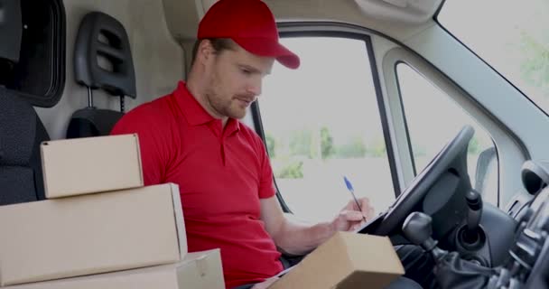 Delivery Service Man Sitting Van Writing Documents Clipboard Πριν Από — Αρχείο Βίντεο