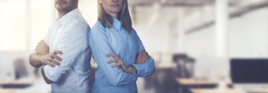 Ofis geçmişinde kolları çapraz pozlar veren genç iş adamları. Boşluğu kopyala