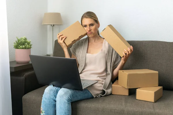 Erschöpft Sitzt Die Inhaberin Eines Kleinen Handwerksbetriebs Mit Kisten Und — Stockfoto