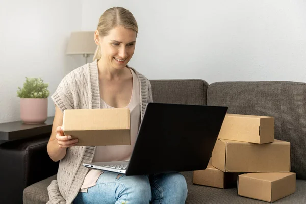 Online Shopping Oder Kleines Geschäftskonzept Internet Junge Lächelnde Frau Sitzt — Stockfoto